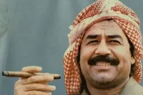 تصویر|  «صدام» در حال نماز خواندن در حرم امام هادی؛ سال ۱۳۷۶