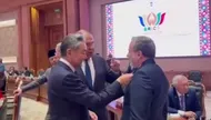 ببینید| توجه وزیر خارجه چین به نشان نقشه ایران روی کت عراقچی
