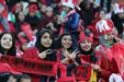 هواداران سپاهان زنان هوادار پرسپولیس را با سنگ زدند!