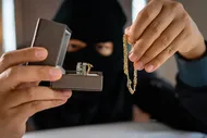 ببینید| لحظه سرقت مسلحانه طلا‌های یک زن در وسط میدان