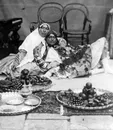 زن محبوب ناصرالدین شاه در کنار سفره شب چله + عکس تاریخی