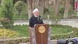 معاون دفتر رئیس جمهوری: زبان بدن روحانی در هنگام سخنرانی زیر باران، کم‌نقص بود