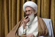 تصویر آیت الله نوری همدانی در حال صحبت با تلفن همراه هوشمند