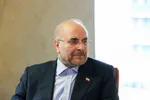 عکس معنادار قالیباف با نقشه ایران و تنگه هرمز