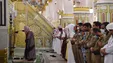 ببینید| حمله مردم عربستان به امام جمعه معترض به قوانین جدید حجاب!