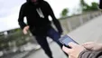 ببینید| لحظه سرقت گوشی دختر جوان در روز روشن