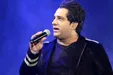 عکسی از امید جهان بر سر مزار پدرش محمود جهان؛ سال ۱۳۹۷