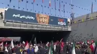 ببینید| سنگ زدن به تصویر ترامپ در مراسم تشییع رهبر شهید