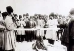 فلک کردن در عهد قاجار در ملاء عام + عکس
