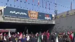 ببینید| سنگ زدن به تصویر ترامپ در مراسم تشییع رهبر شهید