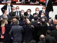 درگیری لفظی و فیزیکی میان نمایندگان پارلمان ترکیه +فیلم