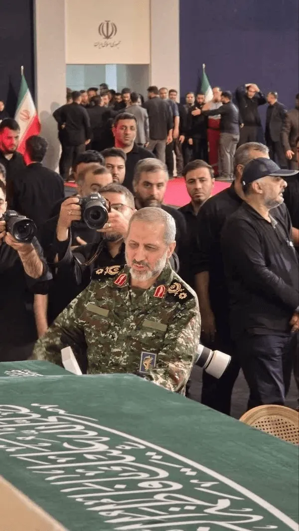 وداع سردار سید مجید موسوی با پیکر رهبر شهید انقلاب وداع سردار سید مجید موسوی با پیکر رهبر شهید انقلاب