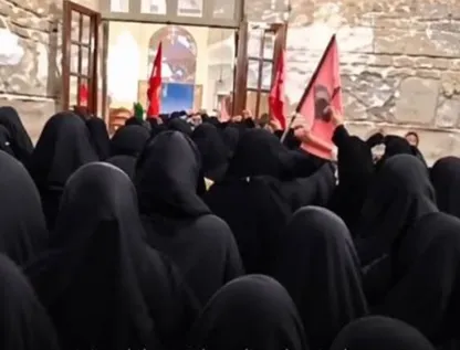 انتقاد تند روزنامه جمهوری اسلامی از شعار‌های حرم رضوی؛ پشت بلندگو به دست‌ها به کجا گرم است؟