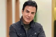ببینید| اشک‌های عمو پورنگ حین نصب سنگ مزار مادرش