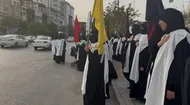 ببینید| حضور زنان کفن‌پوشان در متروی تئاتر شهر