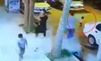 نجات کودک از مرگ حتمی توسط مغازه‌دار +فیلم