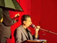 ببینید| اجرای جذاب همایون شجریان زیر بارش باران در شیراز