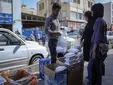 پارسال 2 میلیون تومان مالیات می دادیم امسال 20میلیون تومان!/ مرغ مرده و سنگدان کپک زده مرغ در غذای دستفروشان خیابانی