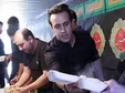 علی کریمی درحال نذری پخش کردن! +عکس