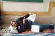 معلم فداکاری که با کمر شکسته سر کلاس می‌‎رود +فیلم