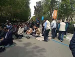 حضور رئیسی در ميان مردم نمازگزار +عکس