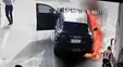 مرد جوان، زن پورشه سوار را به آتش کشید +فیلم