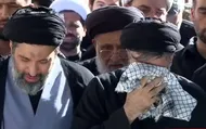 ببینید| گریه فرزندان رهبر در لحظات اقامه نماز بر پیکر پدر
