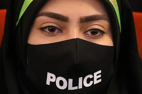پلیس زن مقابل مدارس دخترانه مستقر می شود