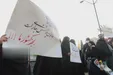 ببینید| شعار عجیب علیه قالیباف و پزشکیان مقابل ساختمان مجلس
