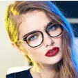 خانم‌های عینکی چطور آرایش کنند؟ + آموزش اصول