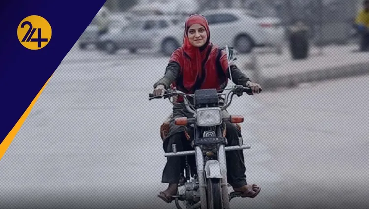 گواهینامه موتورسیکلت زنان، پشت چراغ قرمز پلیس (فیلم)