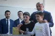 اردوغان همراه نوه‌هایش در کنار صندوق رای