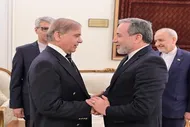 ببینید| گفت و گوی کوتاه و گرم عراقچی با شهباز شریف در حضور ونس