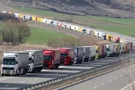 ببینید| وضعیت نامناسب رانندگان کامیون ایرانی در مرز پاکستان