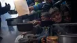 تصاویر دلخراش از کودکان غزه درحال خوردن برگ درختان از شدت گرسنگی