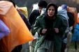 زنانی که کولبری آب می‌کنند