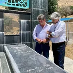 کیهان کلهر ایستاده بر آرامگاه سیدعلی‌اصغر کردستانی+ عکس