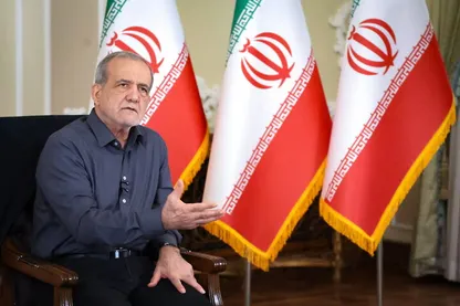 پزشکیان: می‌گفتند فلانی با تهدید دیگران را وادار به پذیرش توافق کرده، مگر فرماندهان از تهدید من می‌ترسند؟ | کنار گود ایستادند و می‌گویند این جوری است
