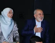 ببینید| حضور محمد جواد ظریف و همسرش برای تماشای تئاتر