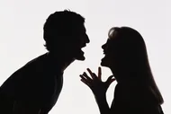 ببینید| دعوای عجیب یک زوج؛ دختر گوش پسر را گاز گرفت و کند