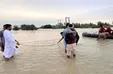 سیل شدید در چابهار جاده را به دریاچه تبدیل کرد!