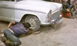 معرکه گیری در تهران و نگاه نگران پسربچه اواسط دهه چهل +عکس