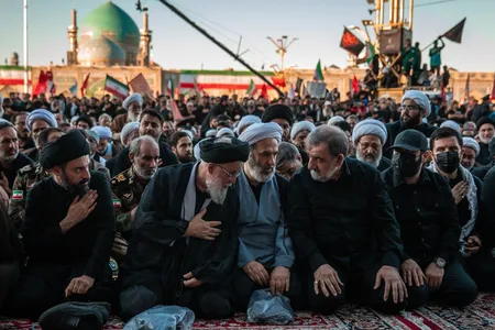 تصاویر دیدنی از حضور مسئولان در مراسم وداع با رهبر شهید در حرم رضوی
