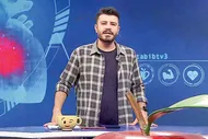 ببینید| حرکات عجیب مجری صداوسیما روی آنتن برای جذب مخاطب!