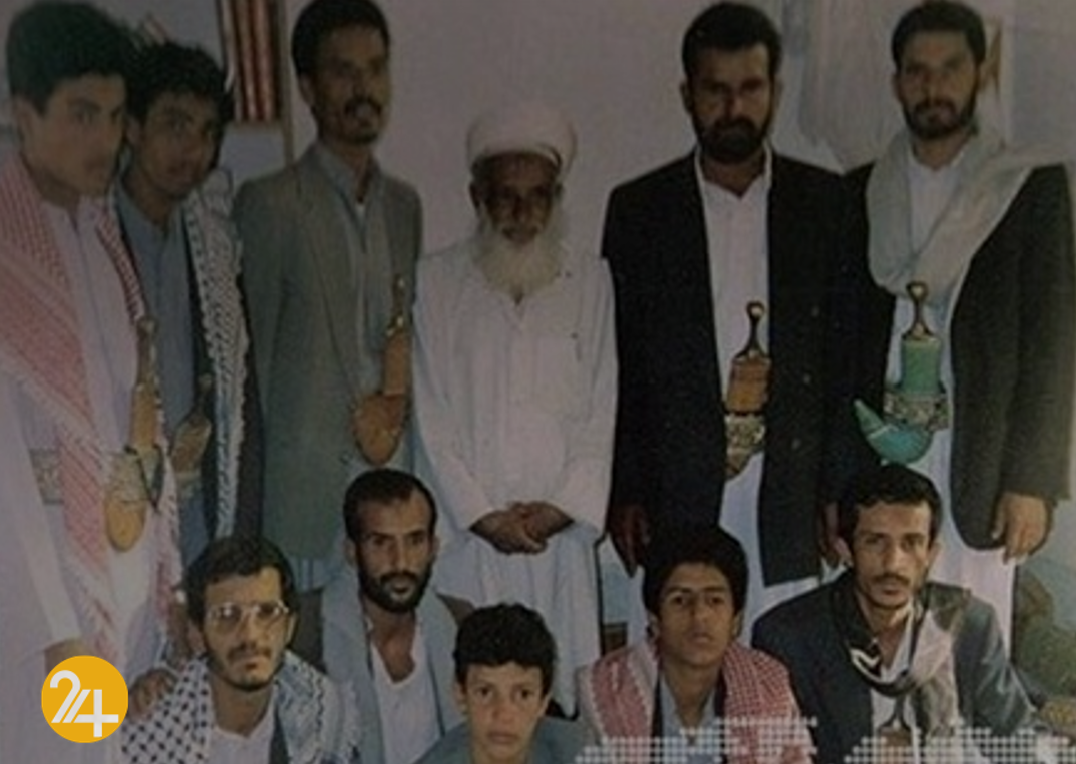 بدرالدین حوثی در کنار پسرانش بدرالدین حوثی در کنار پسرانش