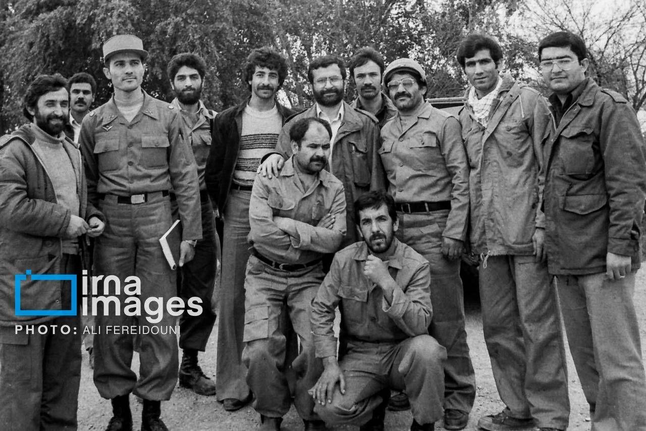 مرحوم احمد بورقانی و خبرنگاران ایرنا در زمان جنگ مرحوم احمد بورقانی و خبرنگاران ایرنا در زمان جنگ