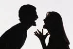 ببینید| دعوای عجیب یک زوج؛ دختر گوش پسر را گاز گرفت و کند