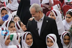 ببینید| واکنش جالب پزشکیان به دختری که می‌خواست او را بغل کند