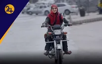 گواهینامه موتورسیکلت زنان، پشت چراغ قرمز پلیس (فیلم)