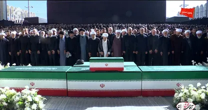 قاب‌های دیدنی از حواشی مراسم نماز بر پیکر رهبر شهید | از حضور پسران آیت‌الله خامنه‌ای تا مداحی با مضمون خونخواهی